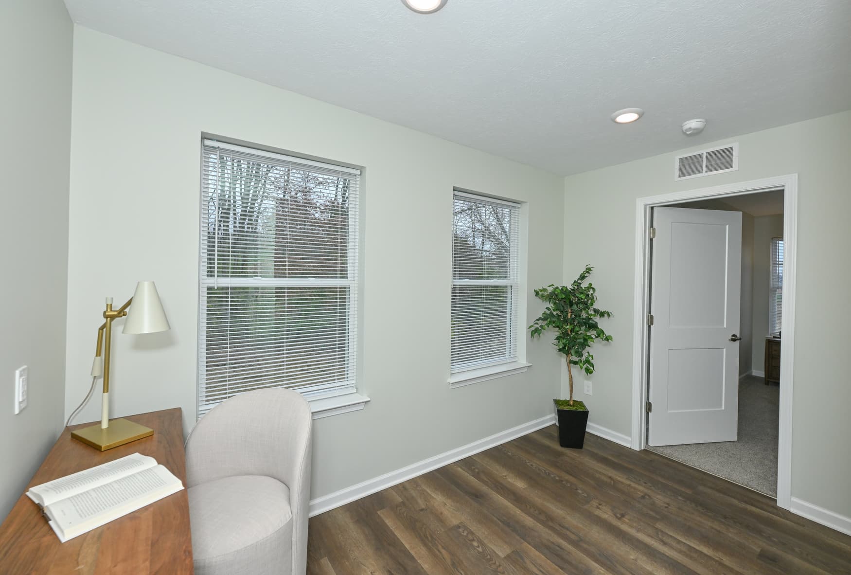 3BR Townhome primary bedroom sitting area photo