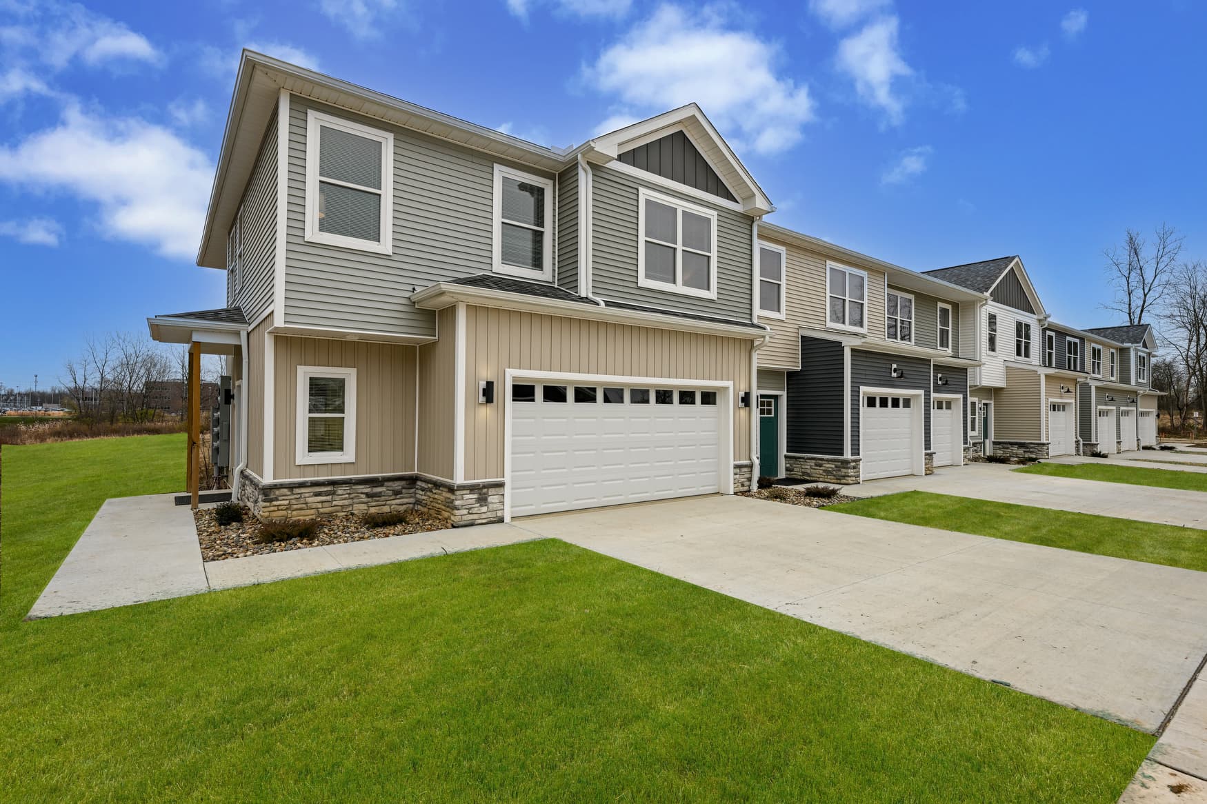3BR Townhome front exterior photo