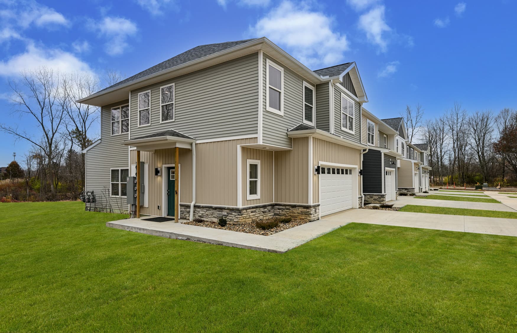 3BR Townhome side exterior photo