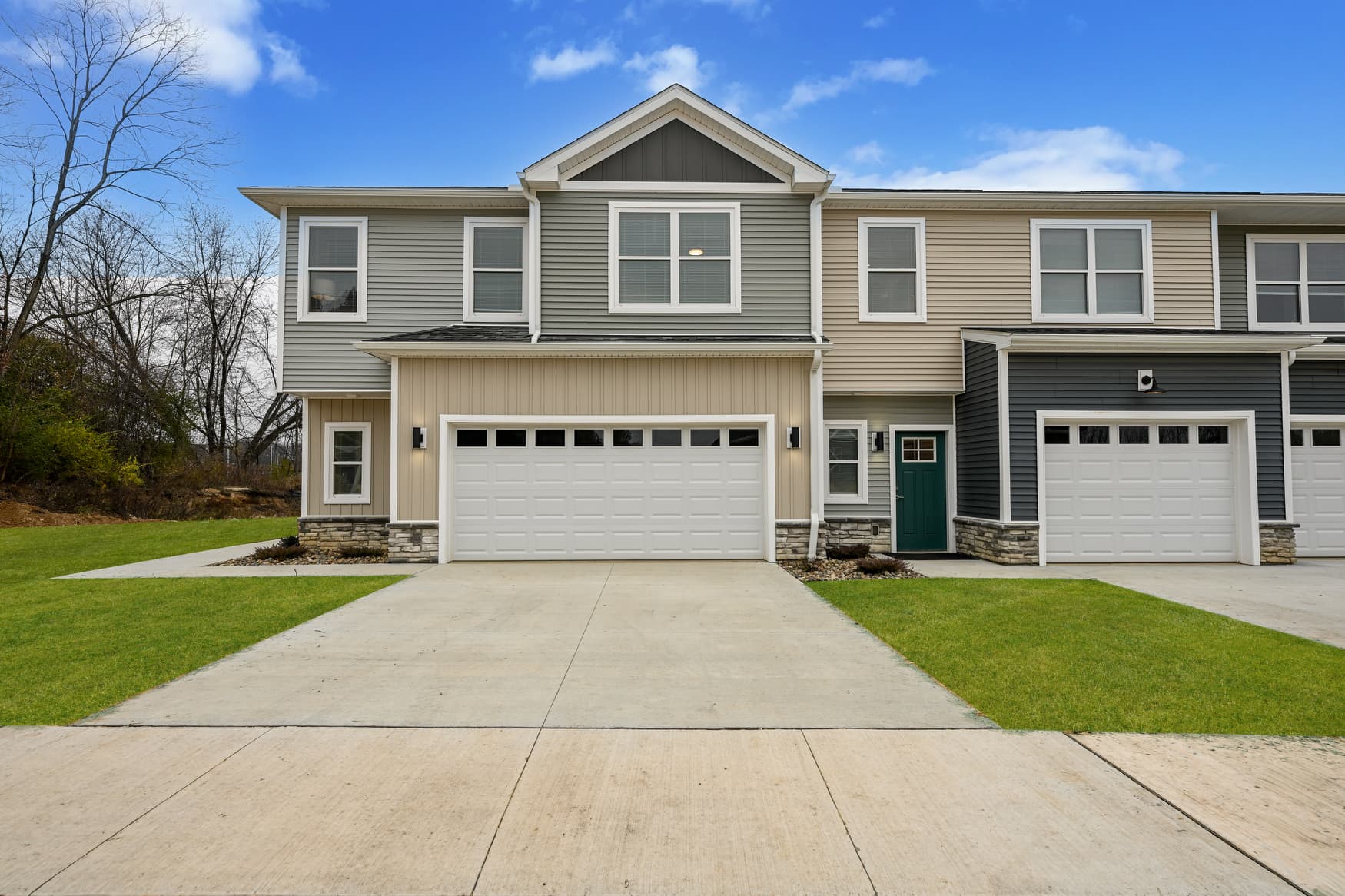 3BR Townhome front exterior photo