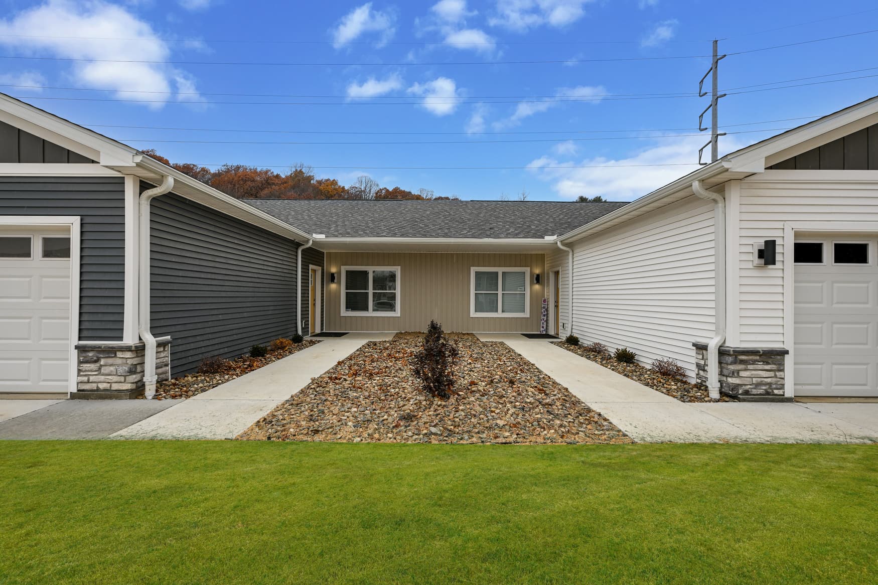 2BR Ranch courtyard exterior photo